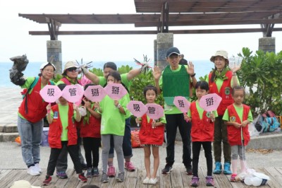 以實際行動響應今年「愛海無句 吸管掰掰」淨灘主題